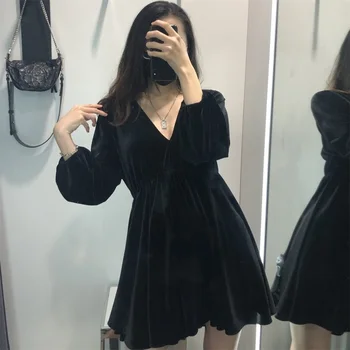 2020 m. rudenį moterų naujasis prancūzijos retro V-kaklo, ilgomis rankovėmis juosmens lieknėjimo aksomo, juoda seksuali mini suknelė