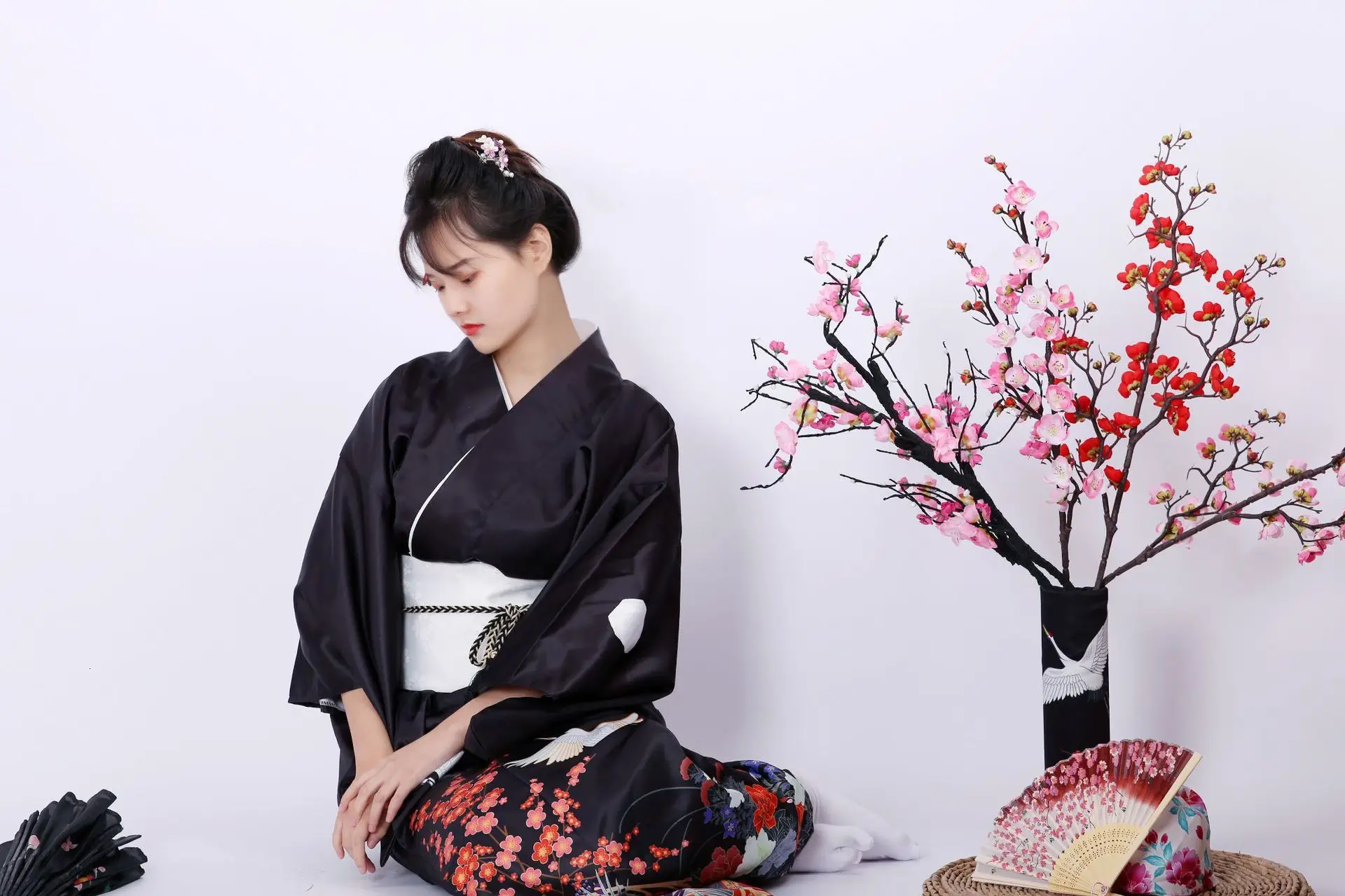 Japonijos Kimono tradicinių Moteris Kimono Suknelę, Juoda Rankovės Kimono Tradicijas Raudona-vainikavo Kranas Rankena Kimono japonų geiša roupa
