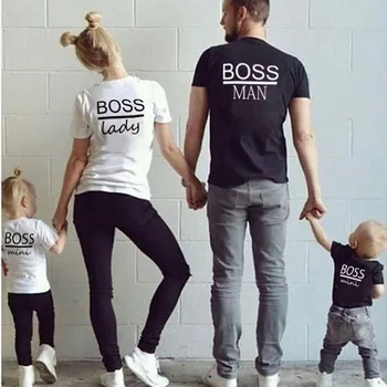 šeimos derinti drabužius atitikimo komplektus motinos, tėvo, vaiko drabužius BOSAS šeimos modelis atrodo marškinėliai tėtis, mama ir man drabužius
